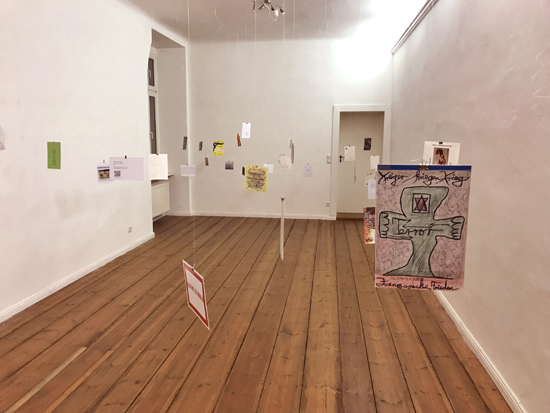 ent:fesselt POST:BotIn -Ausstellungsansicht